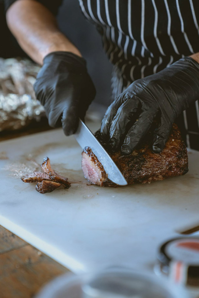 Fleisch wird geschnitten